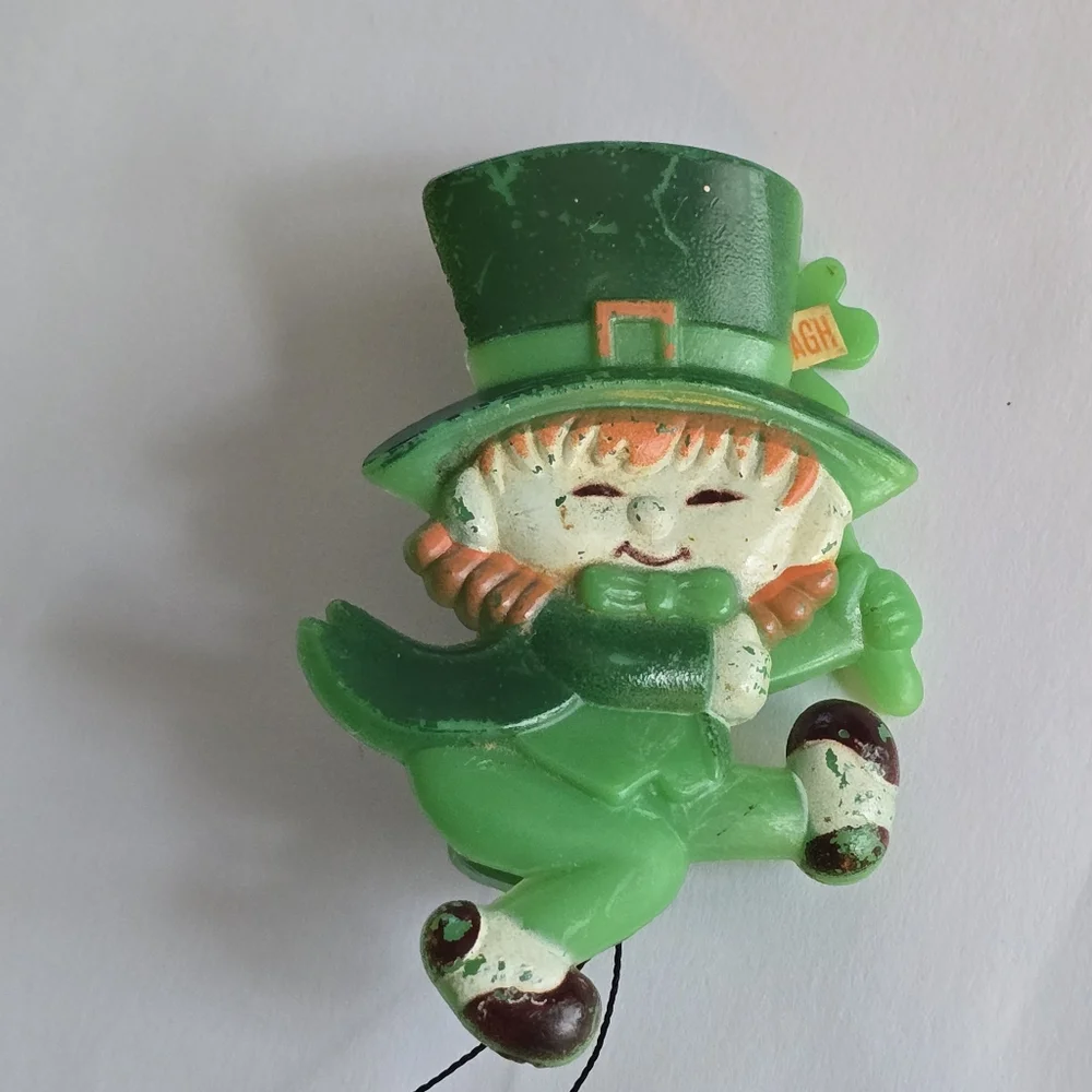 Vintage Leprechaun brooch 1978 Creative Creations Waving St Patrick’s Day - Picture 5 of 11